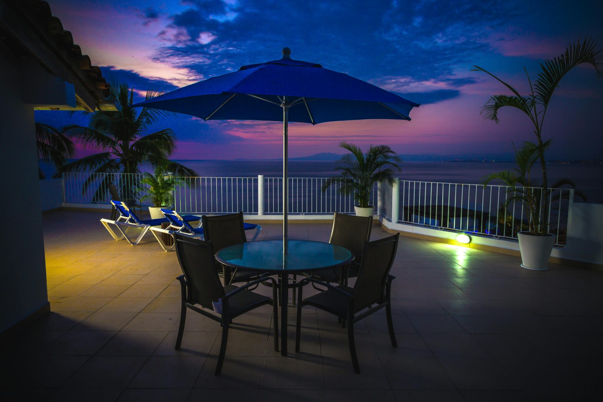 Солдат в каске смотрит вперед